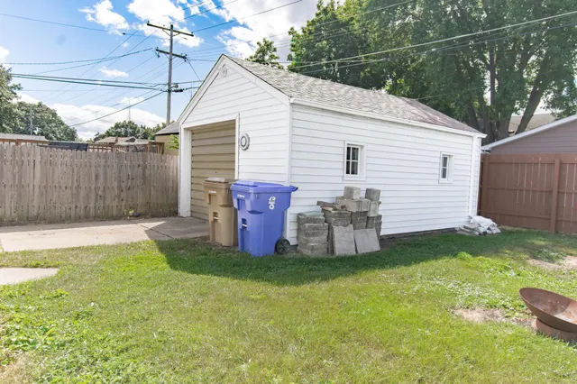 $2,100 | 7208 33rd Avenue, Kenosha, WI 53142