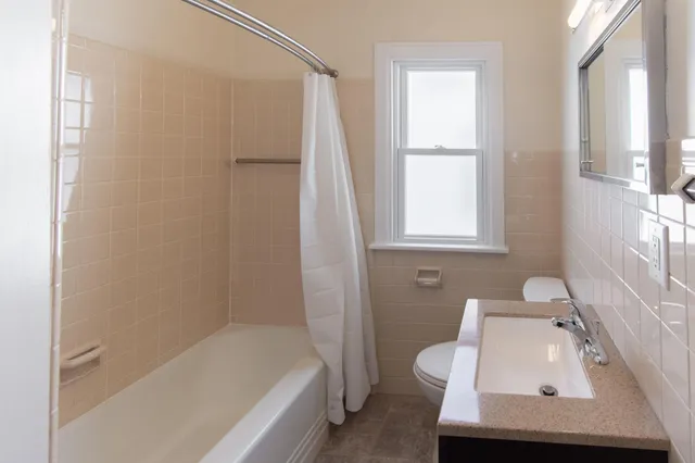 $2,100 | 7208 33rd Avenue, Kenosha, WI 53142