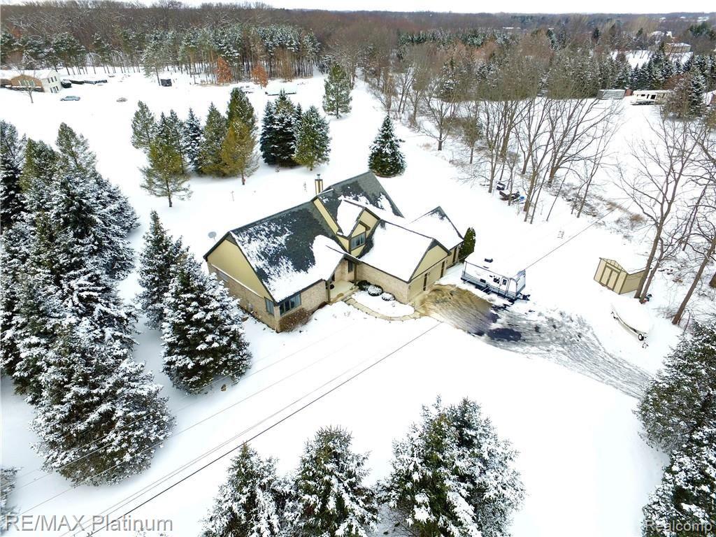 8433 Hyne Road Brighton, MI 48114 - Photo 33 of 39 DJI_0021.jpg