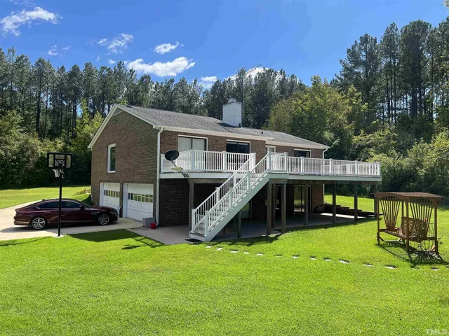 a view of a house with a backyard
