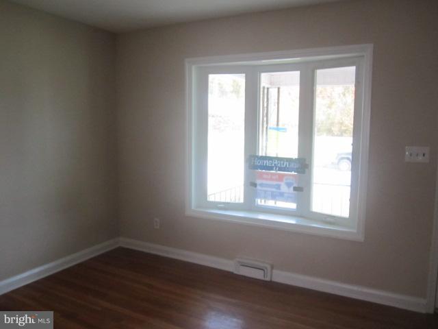 3219 Vulcan Road Baltimore, MD 21222 - Photo 3 of 28 Living Room