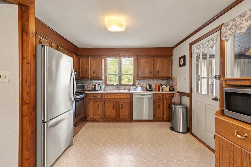 42 Parker Road Wakefield, MA 01880 - Photo 12 of 37 Gallery Image 12
