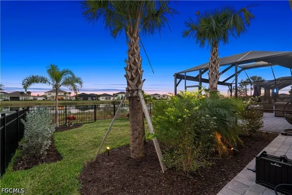 a view of a backyard