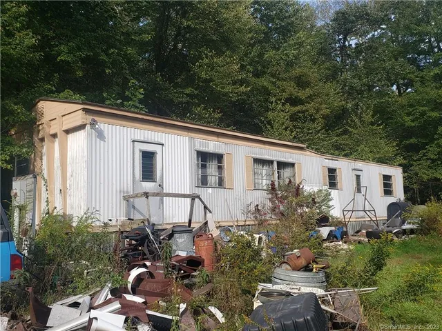a view of a house with backyard and garden