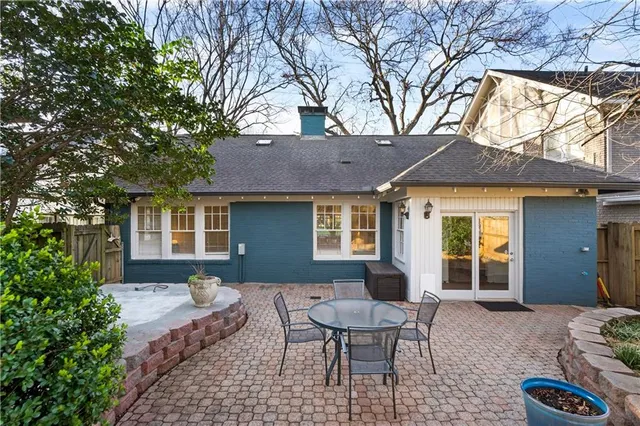 a view of yard with trees