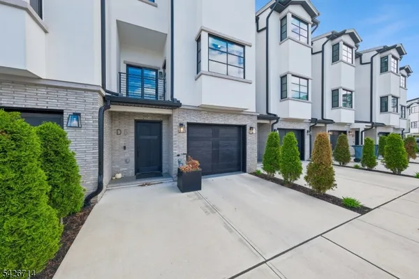 $5,300 | 5 Harbor Front Terrace, Unit D5, Elizabeth Port, NJ 07206