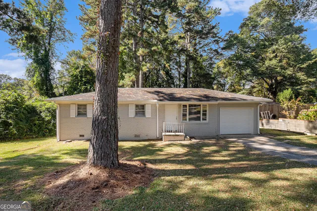 a view of a house with a yard
