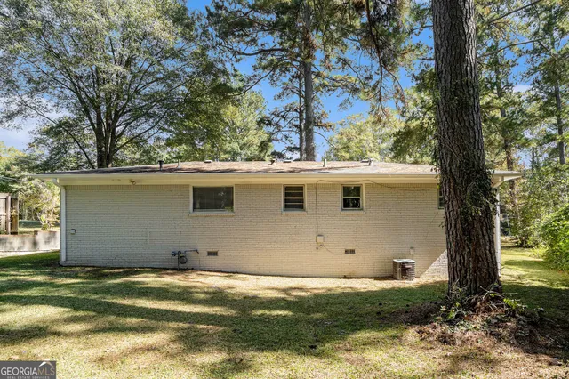 a view of a backyard