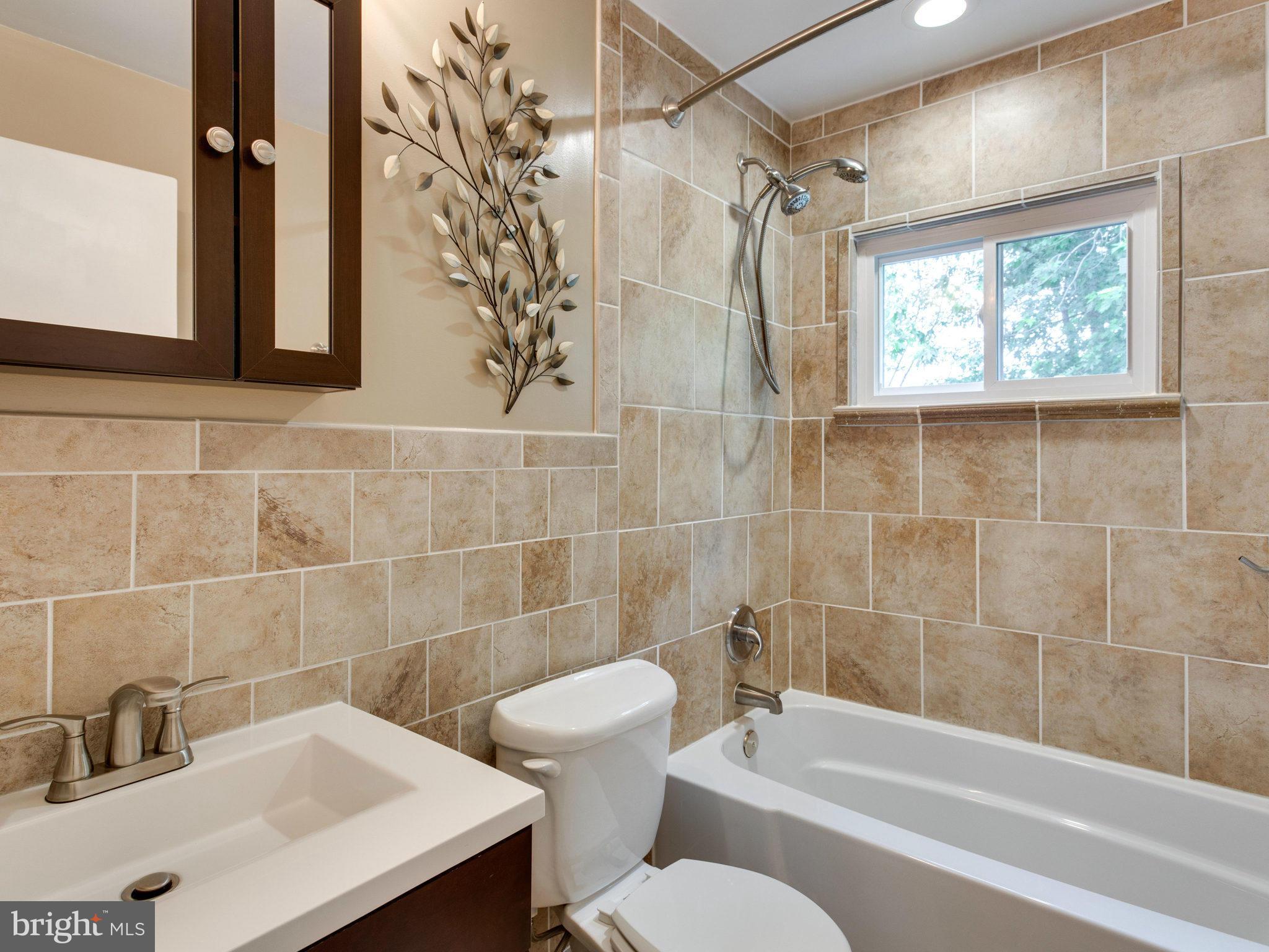 1007 Downton Road Baltimore, MD 21227 - Photo 15 of 30 Bath