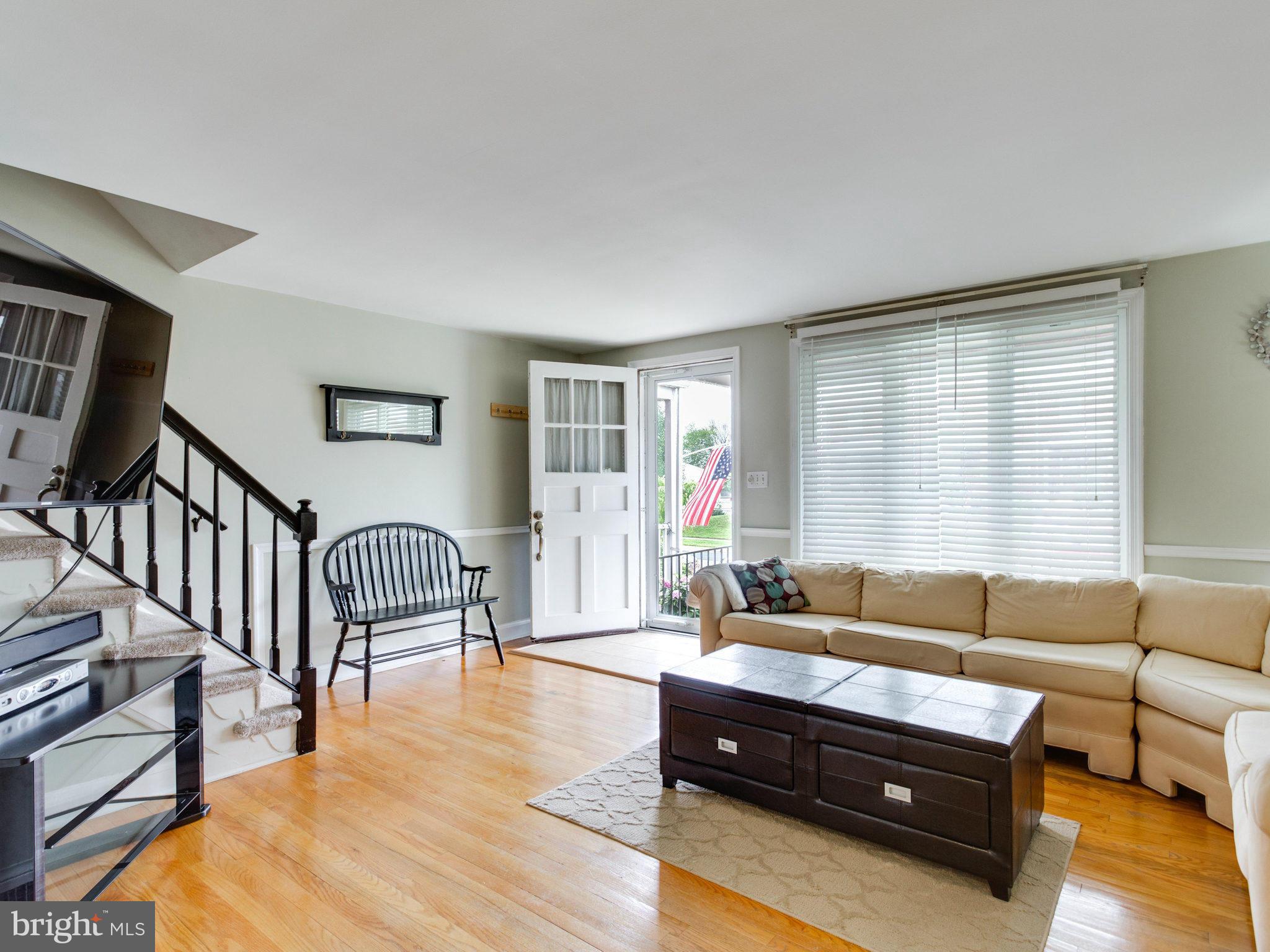 1007 Downton Road Baltimore, MD 21227 - Photo 4 of 30 Living Room