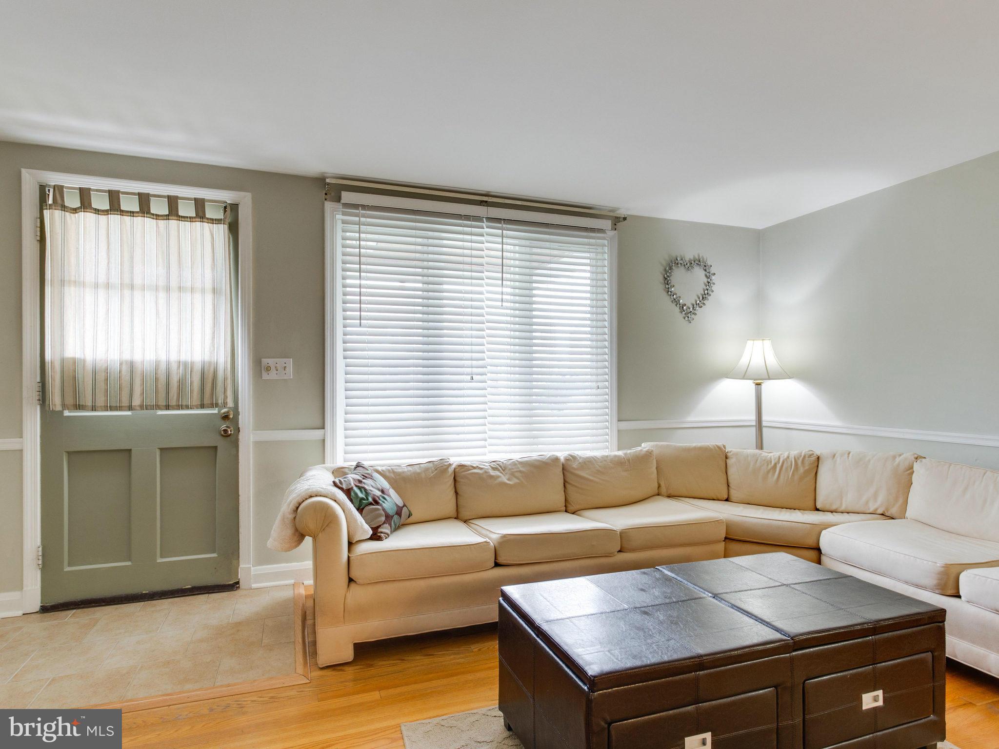 1007 Downton Road Baltimore, MD 21227 - Photo 5 of 30 Living Room