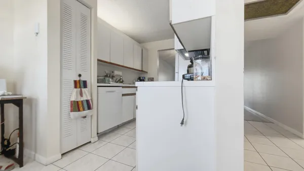 $2,000 | 1200 Southwest 124th Terrace, Unit 208O, Pembroke Pines, FL 33027