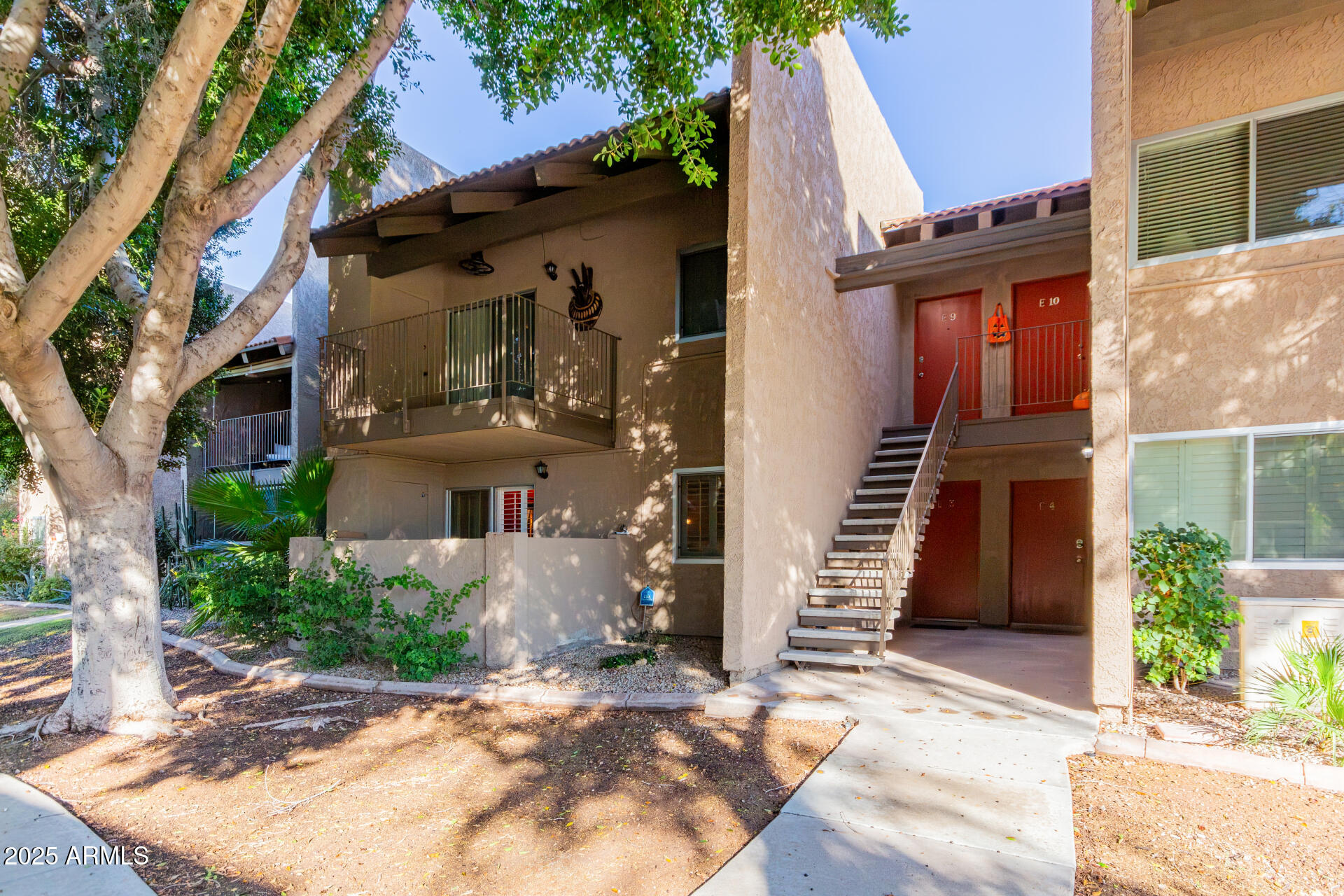 5525 East Thomas Road, Unit E3 Phoenix, AZ 85018 - Photo 2 of 34 front view of a house with a yard