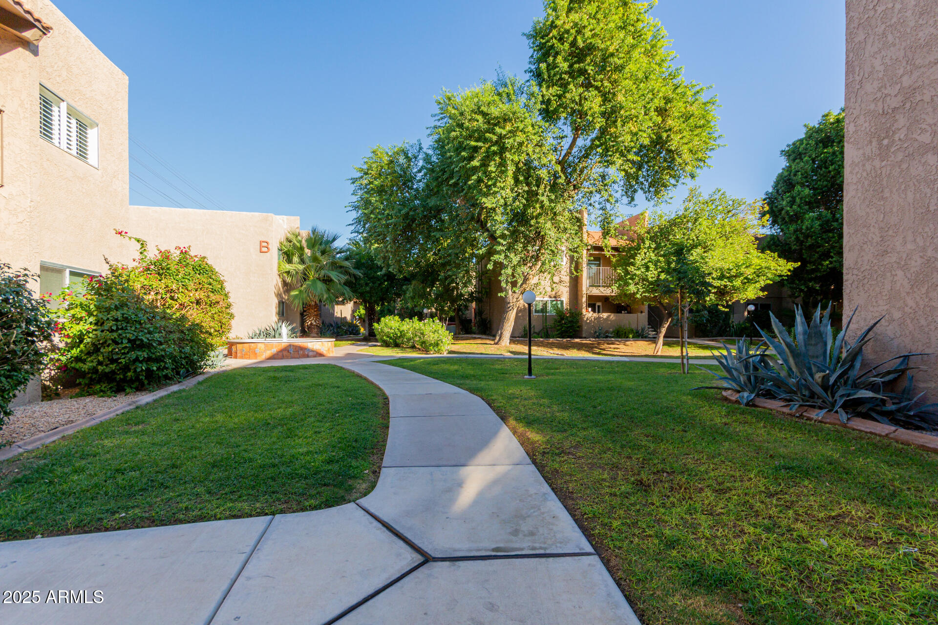 5525 East Thomas Road, Unit E3 Phoenix, AZ 85018 - Photo 27 of 34 a view of a garden with a fountain