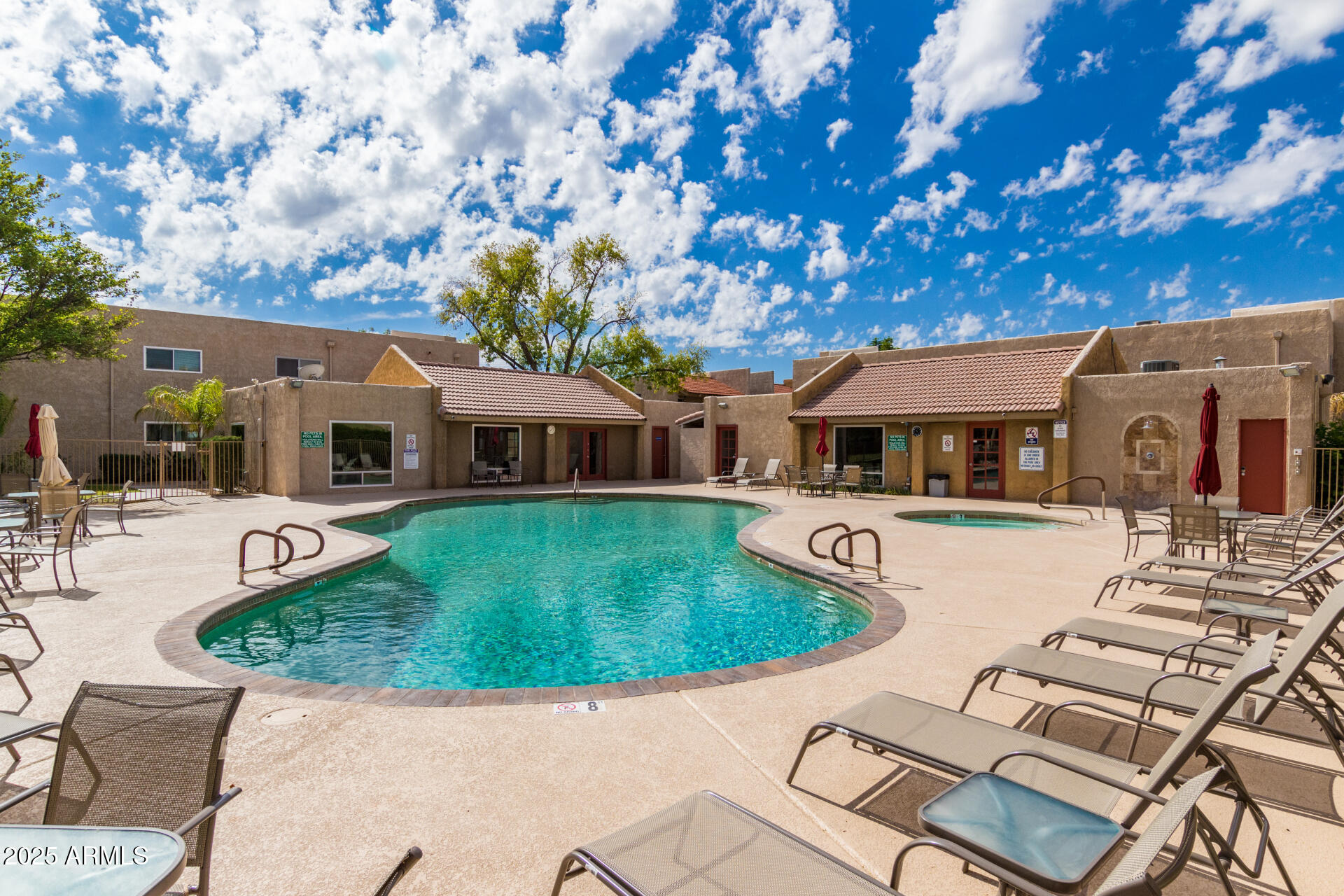 5525 East Thomas Road, Unit E3 Phoenix, AZ 85018 - Photo 33 of 34 a front view of a house with garden