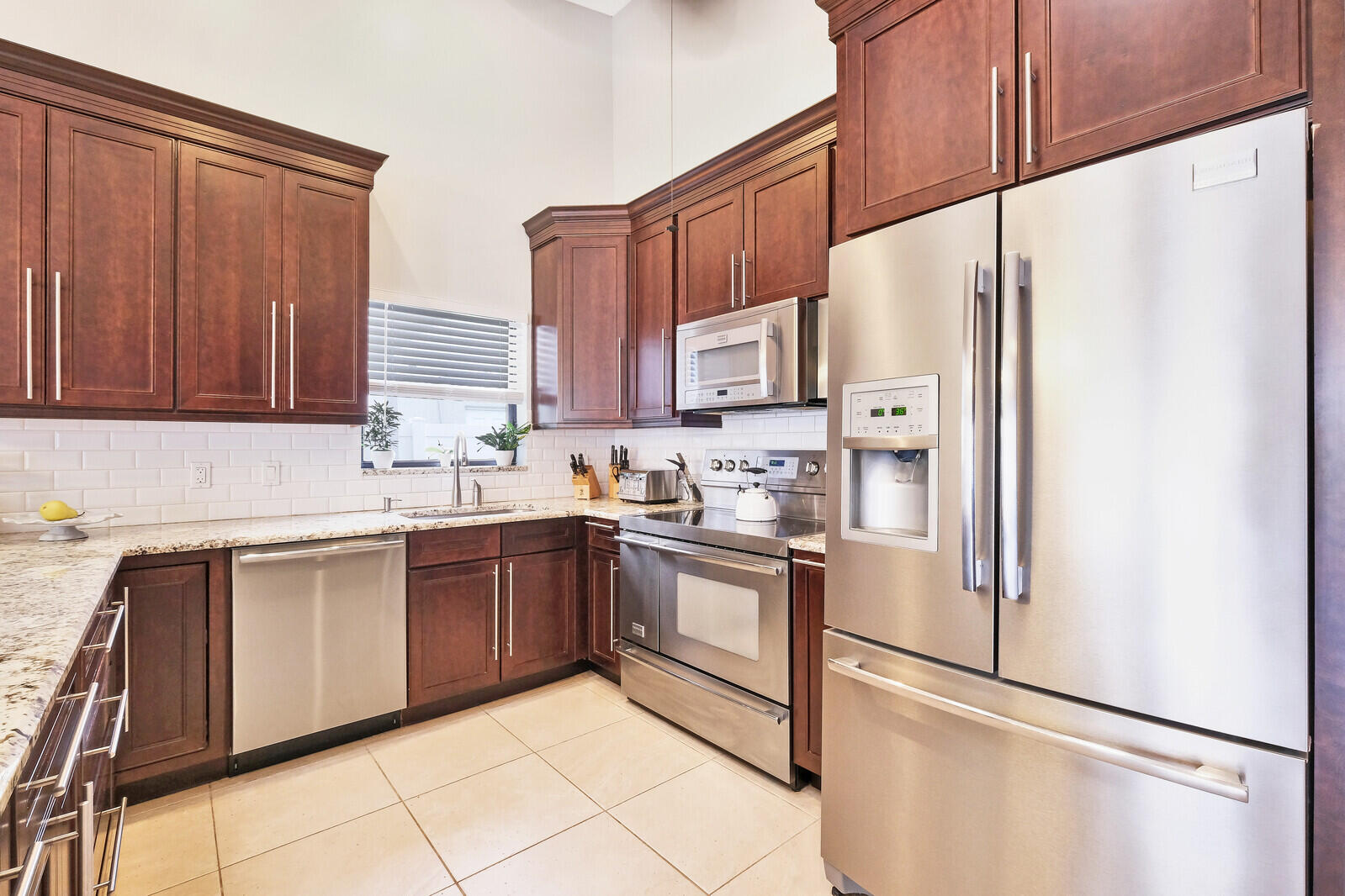 261 North Country Club Boulevard Boca Raton, FL 33487 - Photo 12 of 46 10_Image_10_mls