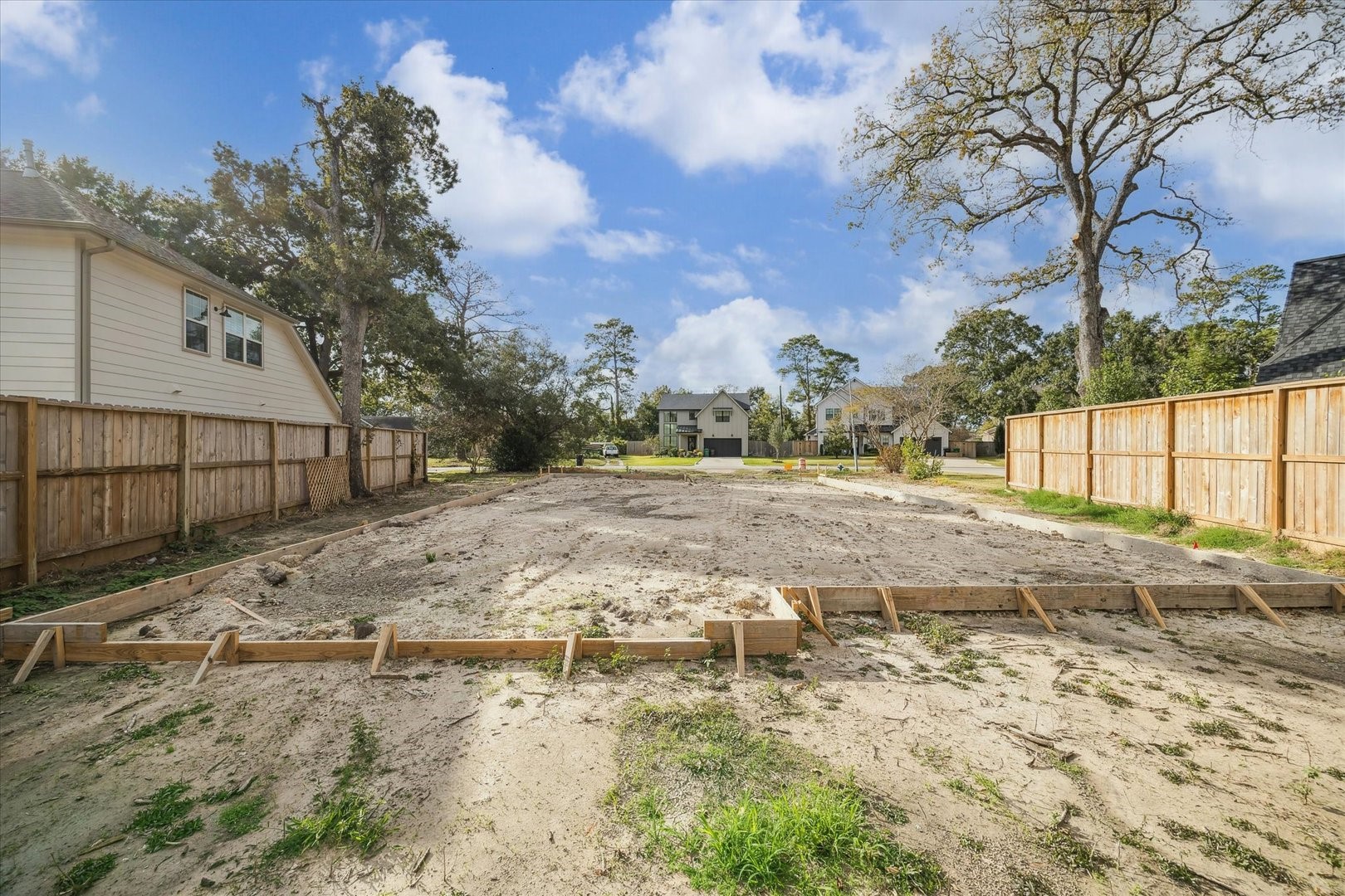 a view of a backyard