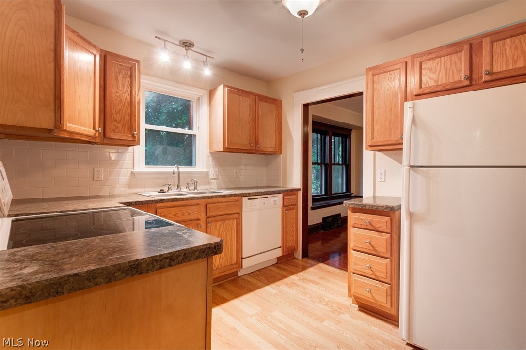 5096 Edenhurst Road Cleveland, OH 44124 - Photo 3 of 27 Yummy updated kitchen!