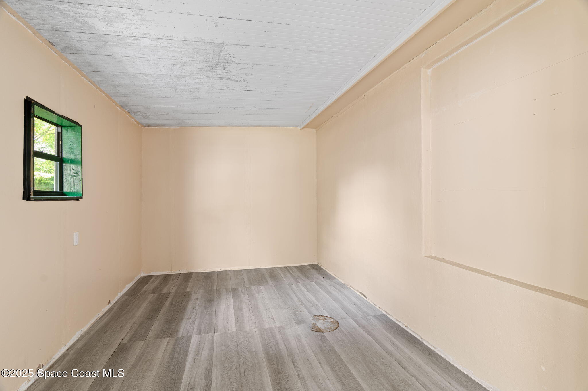 504 Cornell Avenue Melbourne, FL 32901 - Photo 18 of 24 a view of small space with wooden floor and windows