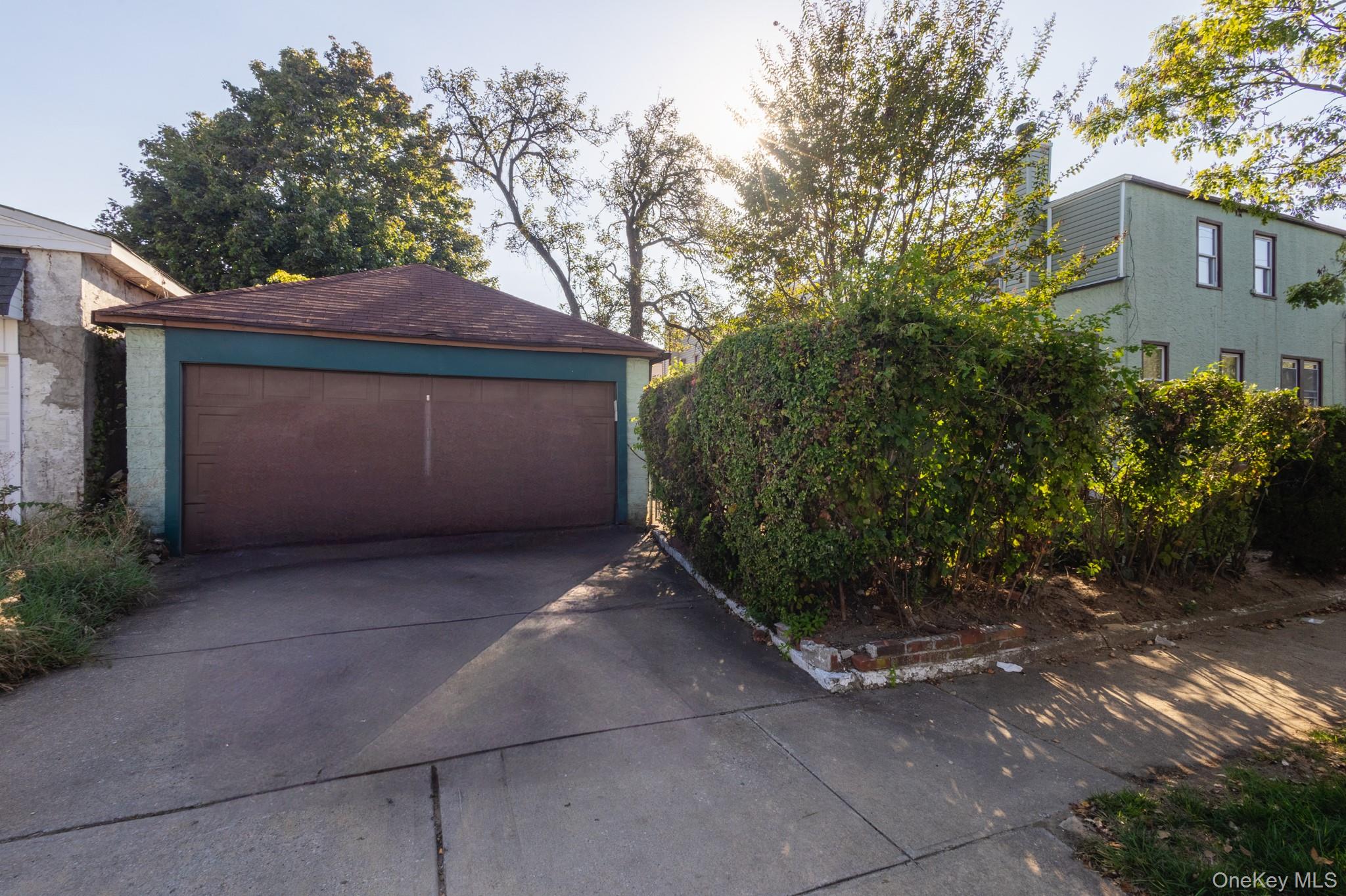 135-01 232nd Street Queens, NY 11413 - Photo 5 of 22 a view of a garage