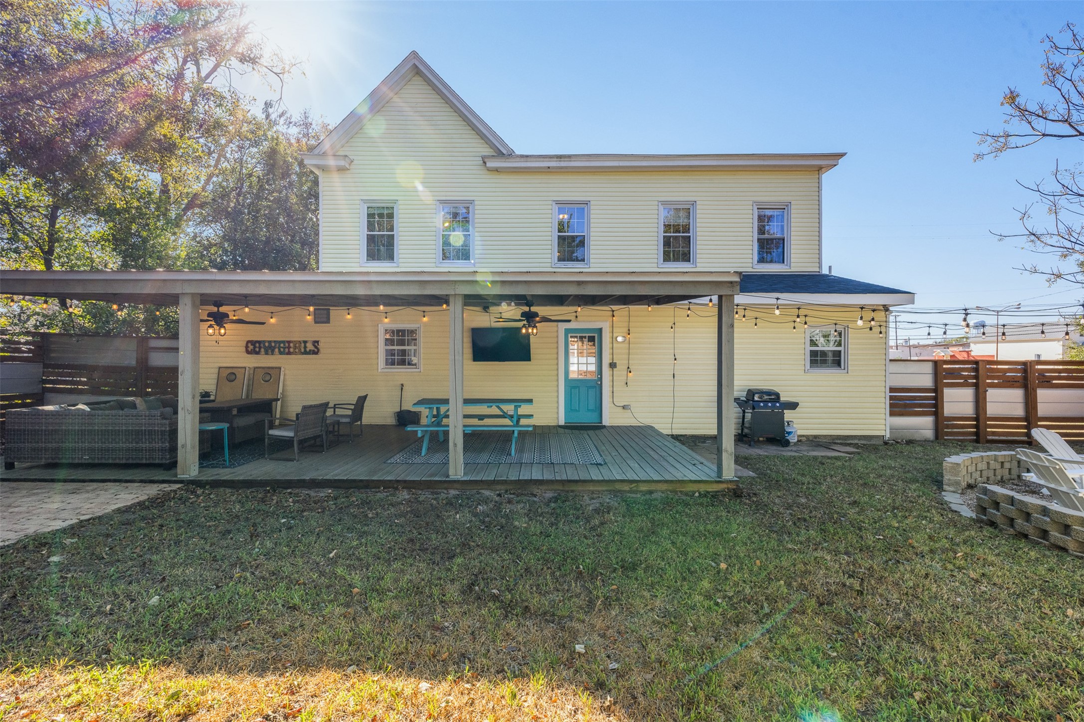 407 East Alamo Street Brenham, TX 77833 - Photo 24 of 27 a front view of a house with garden