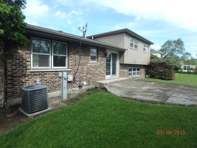 557 Old Meadow Road Matteson, IL 60443 - Photo 2 of 16 a front view of a house with a yard