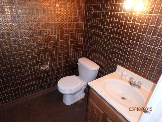 557 Old Meadow Road Matteson, IL 60443 - Photo 8 of 16 a bathroom with a sink toilet and shower