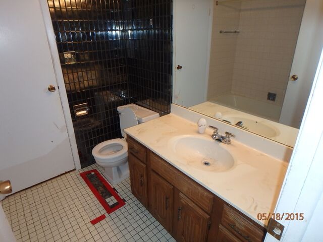 557 Old Meadow Road Matteson, IL 60443 - Photo 9 of 16 a bathroom with a sink toilet and shower