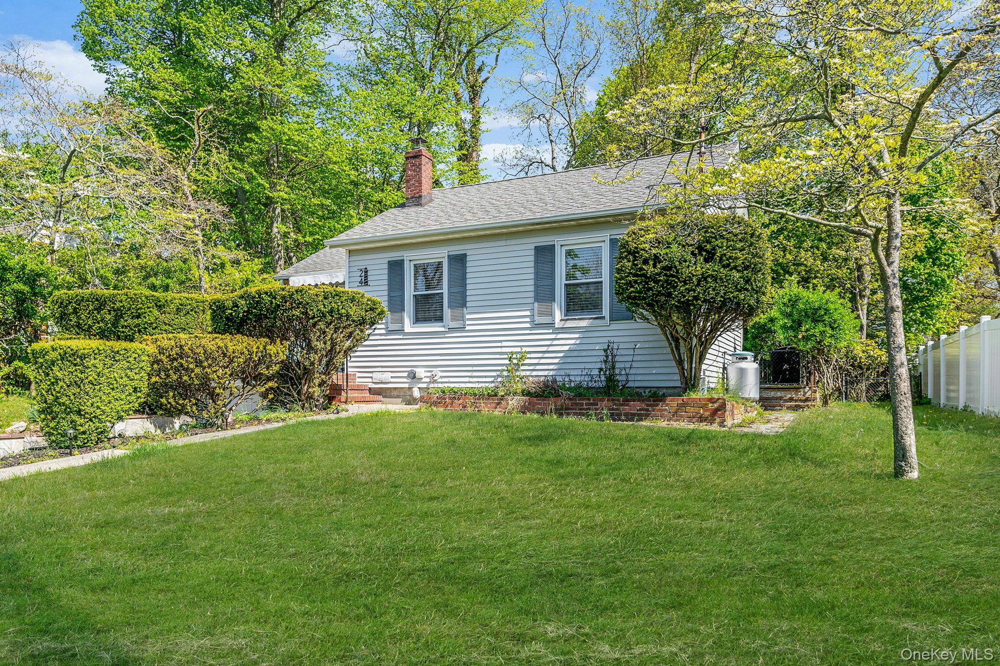 24 Locust Road Wading River, NY 11792 - Photo 4 of 36