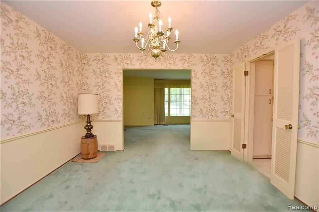 32635 Old Post Road Beverly Hills, MI 48025 - Photo 13 of 34