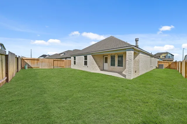 a view of a house with backyard