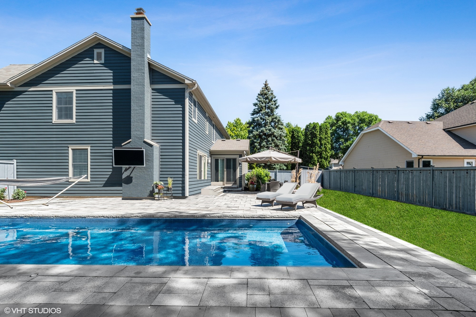 86 South River Road Naperville, IL 60540 - Photo 5 of 34 a front view of a house with garden