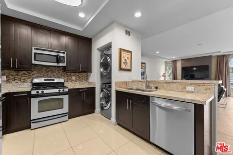 $749,000 | 5525 West Olympic Boulevard, Unit 302, Los Angeles, CA 90036