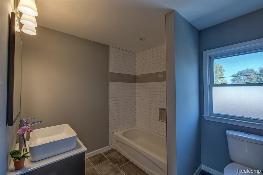 1849 Stanford Road Berkley, MI 48072 - Photo 18 of 35 upstairsbath.jpg