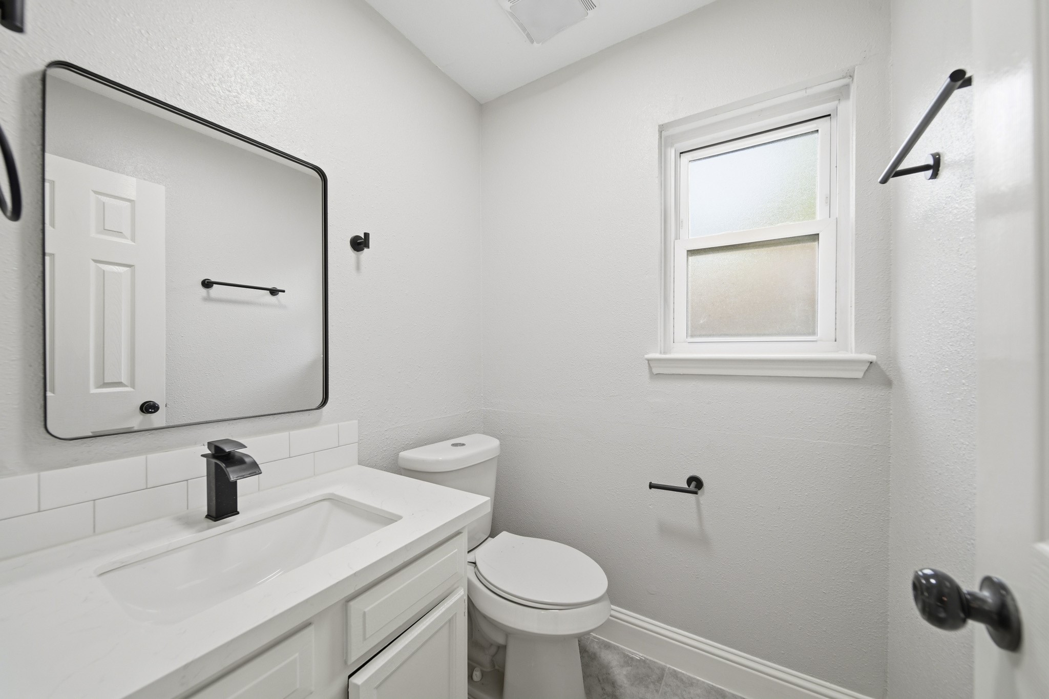 5347 Castlecreek Lane Houston, TX 77053 - Photo 16 of 20 a bathroom with a sink a toilet and a mirror