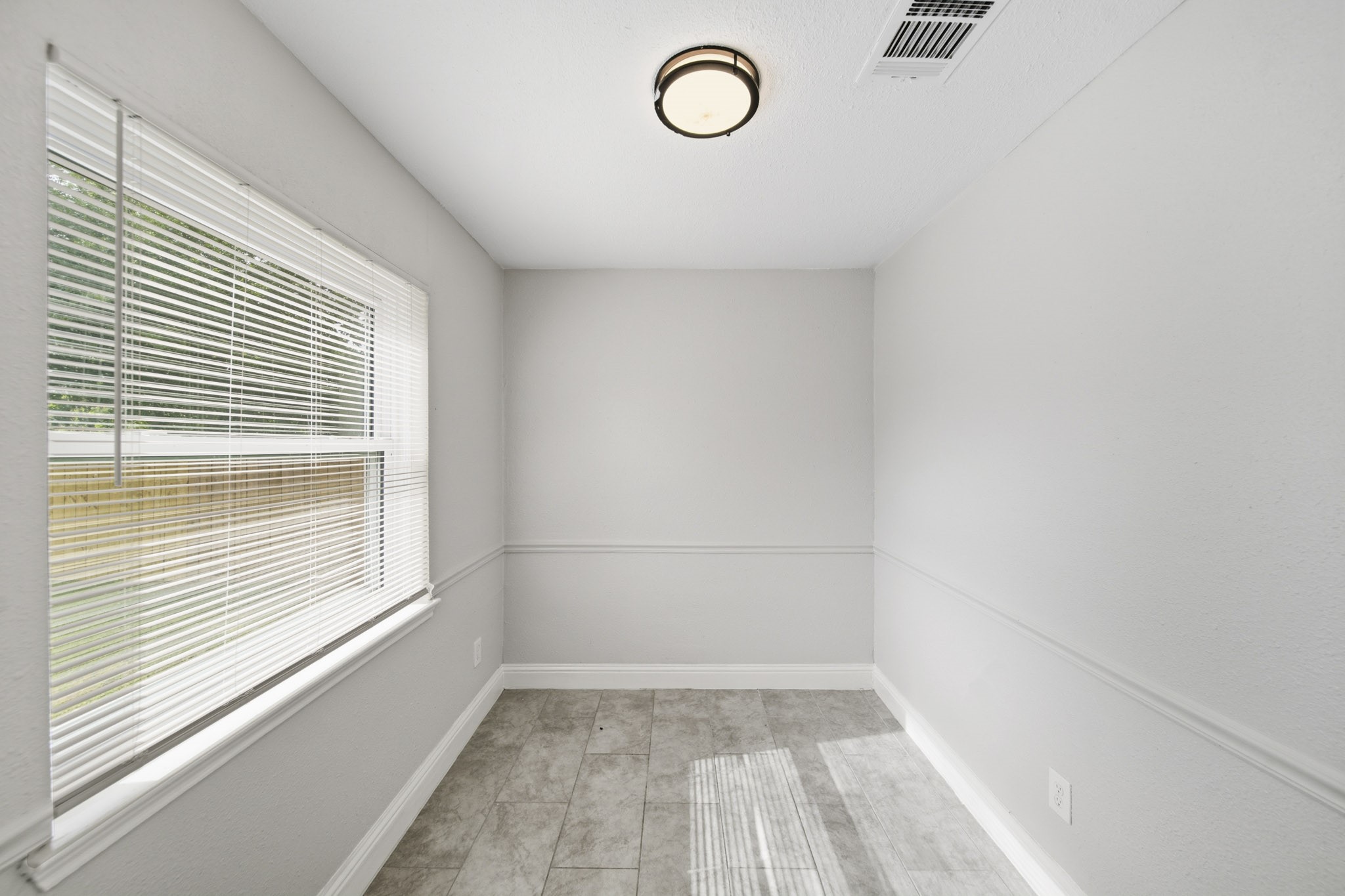 5347 Castlecreek Lane Houston, TX 77053 - Photo 9 of 20 a view of a livingroom with wooden floor and a window