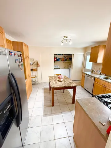 $3,275 | 2909 Oakton Street, Park Ridge, IL 60068