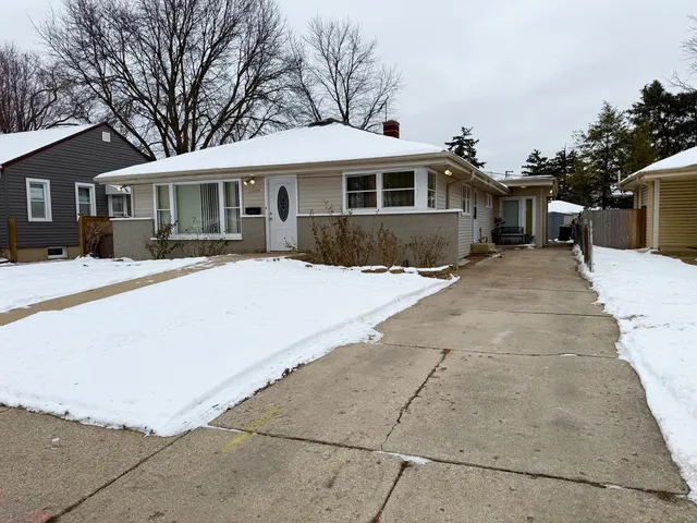 $3,275 | 2909 Oakton Street, Park Ridge, IL 60068
