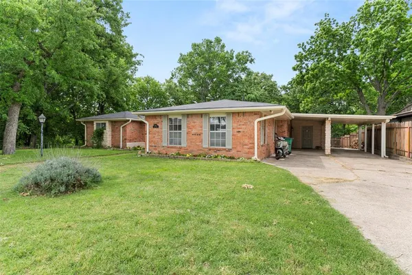 a view of a house with backyard and garden