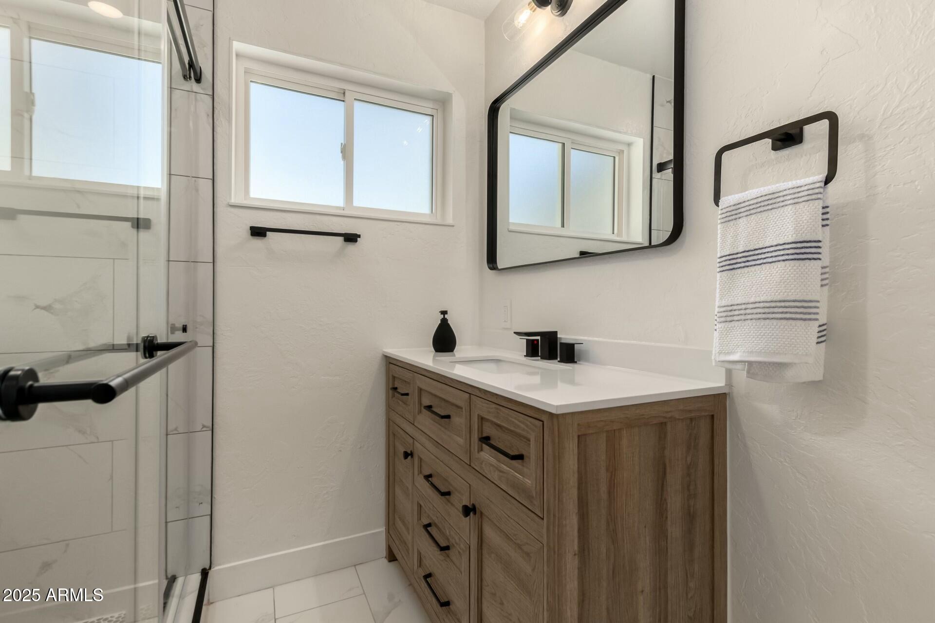2240 West Cheery Lynn Road Phoenix, AZ 85015 - Photo 23 of 35 primary bath