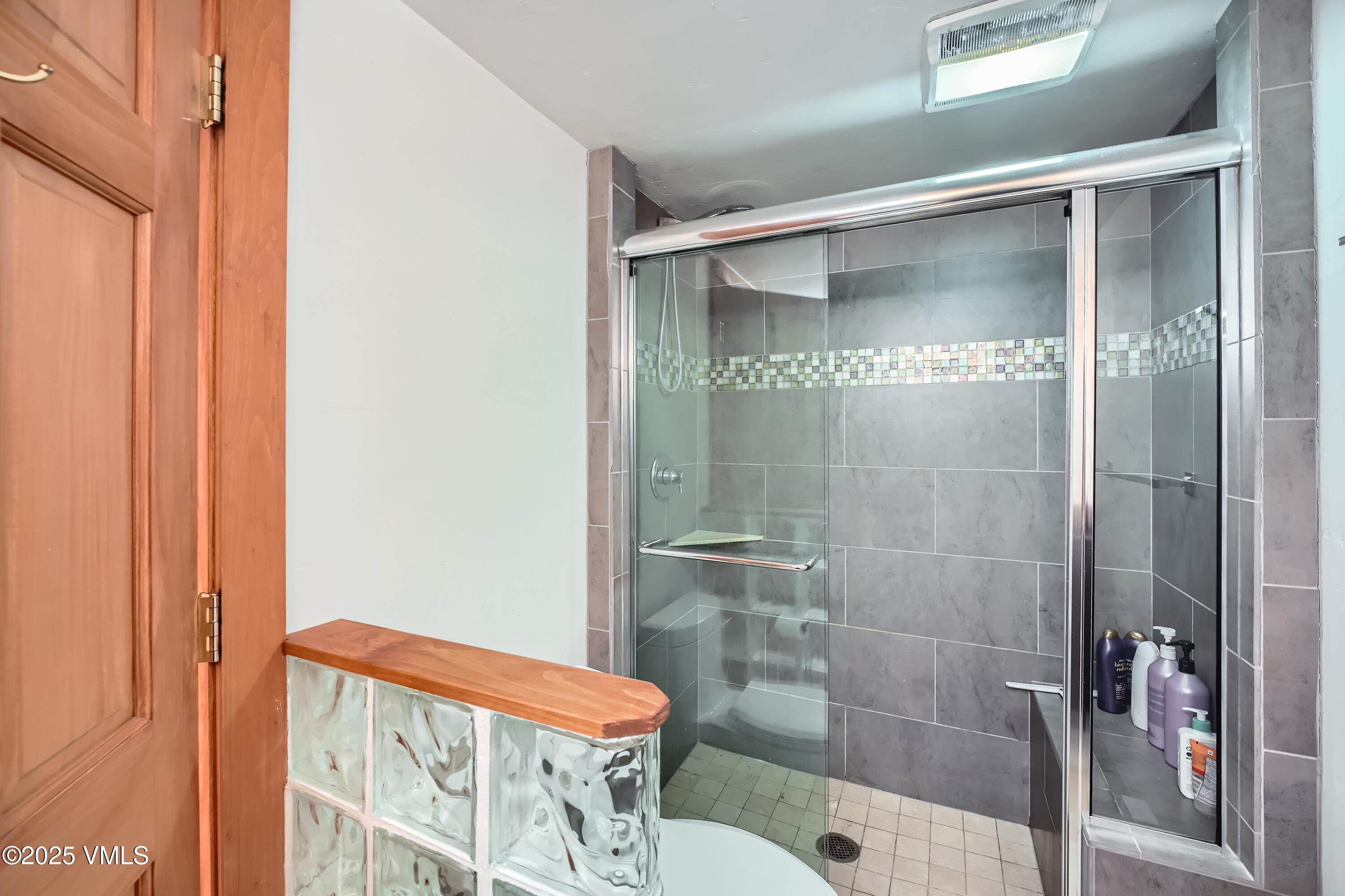 2875 Manns Ranch Road, Unit J2 Vail, CO 81657 - Photo 21 of 25 a bathroom with a shower and toilet