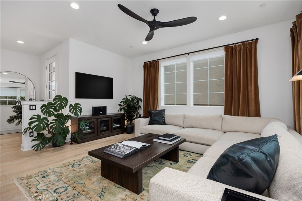1146 East Cove Place Encinitas, CA 92007 - Photo 1 of 24 Living Room