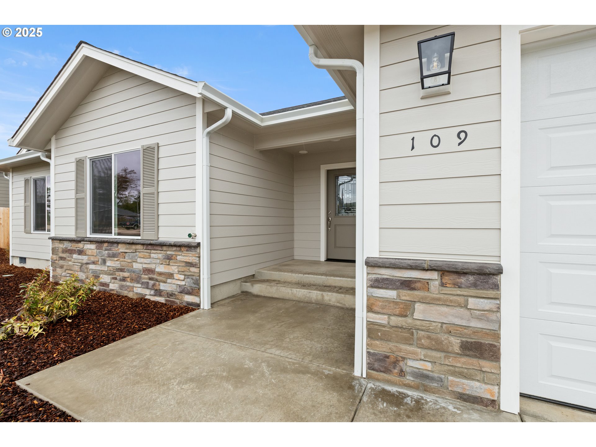 109 Citation Court Winston, OR 97496 - Photo 4 of 48