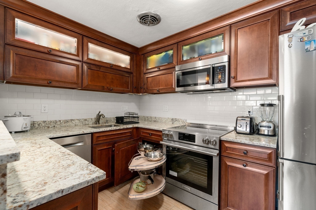 31 Warren Street, Unit B1 Waltham, MA 02453 - Photo 2 of 23