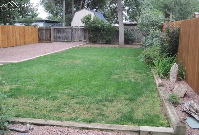 a view of a house with backyard and garden