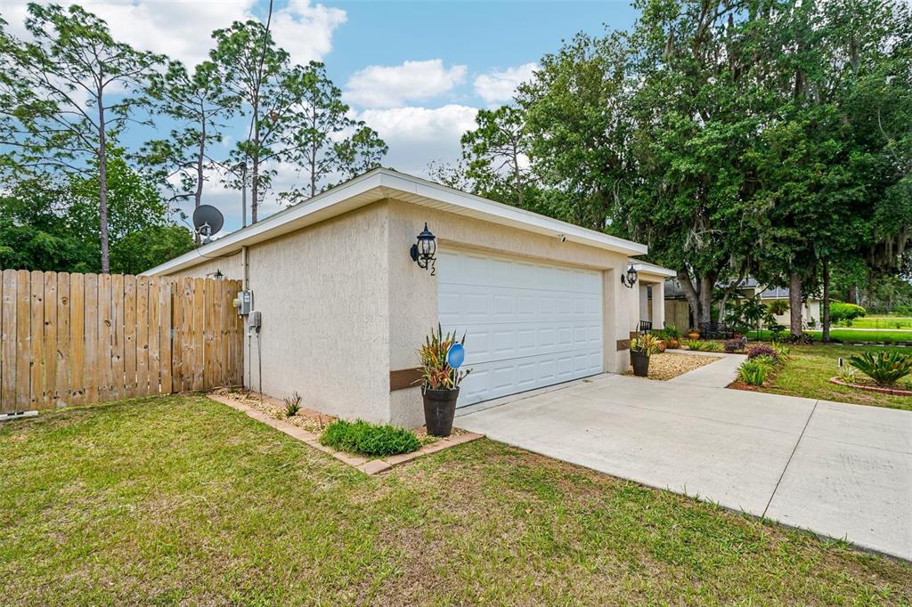 72 Cedar Road Ocala, FL 34472 - Photo 3 of 20 a view of a backyard with a small cabin