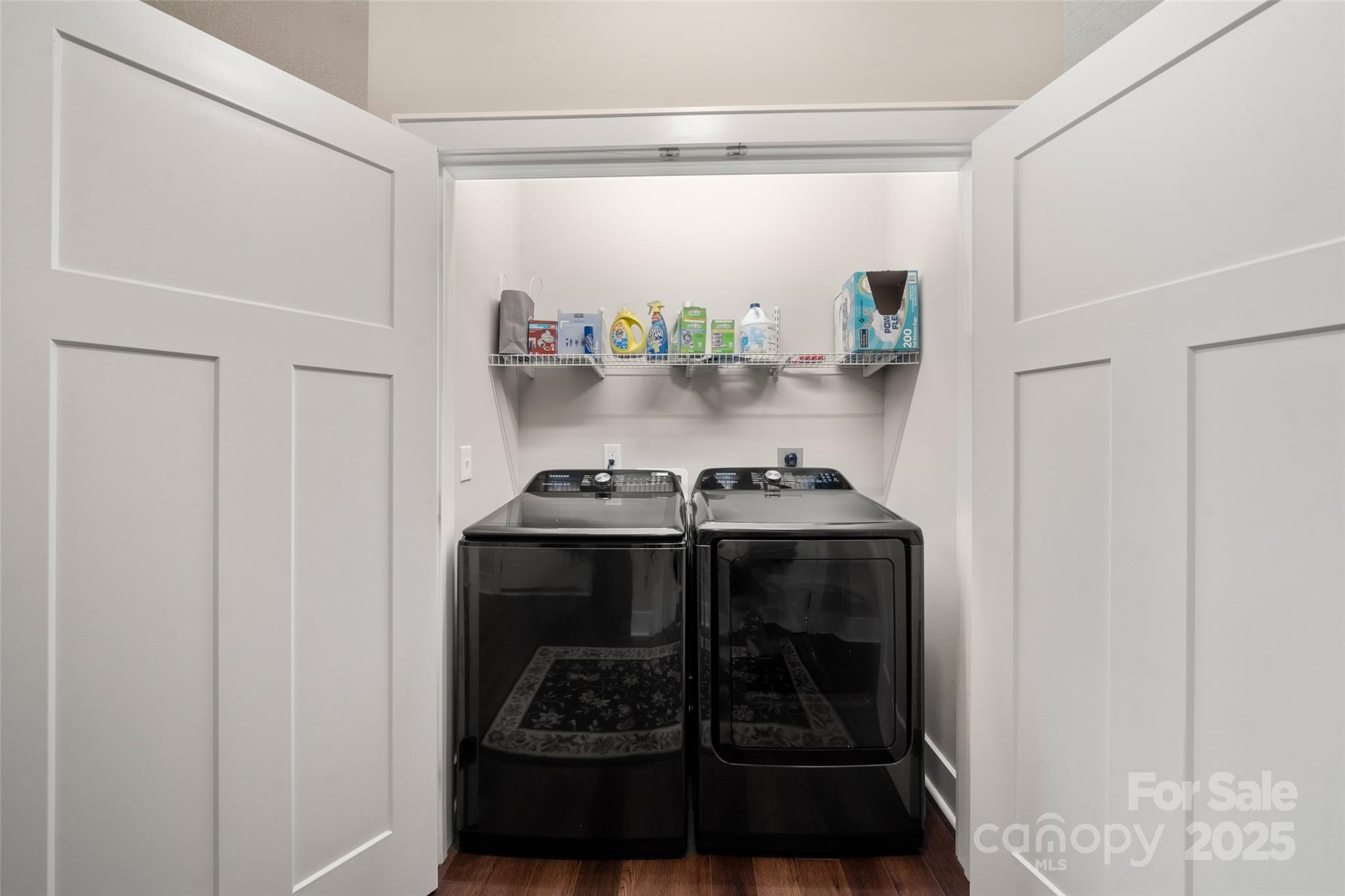 9 Vedder Way Swannanoa, NC 28778 - Photo 4 of 33 a kitchen with a stove and a refrigerator