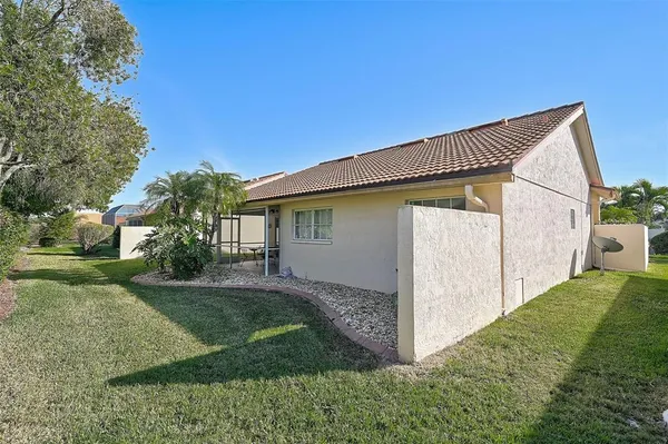 a view of a house with backyard