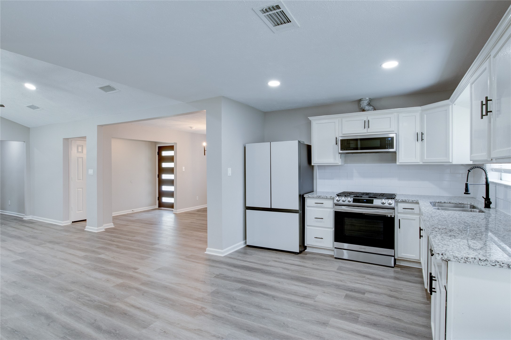 8406 Beechaven Road La Porte, TX 77571 - Photo 7 of 27 Appliances included.