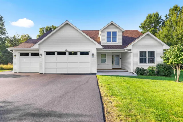 a view of a yard in front of house